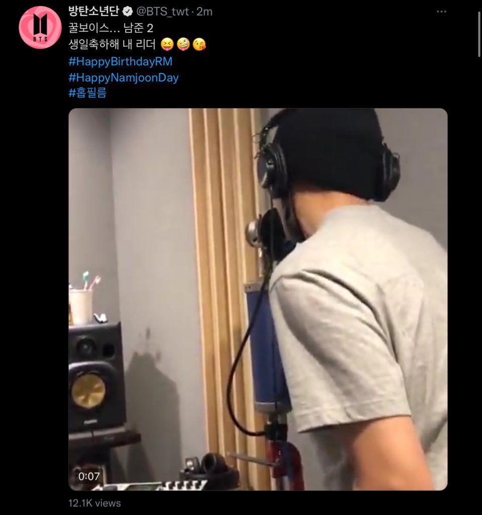 jmnslace's tweet photo. LOOK HOBI POSTED THE SAME VIDEO BUT IN 2018 😭😭 help omg i can’t https://t.co/tjsan4NNcP