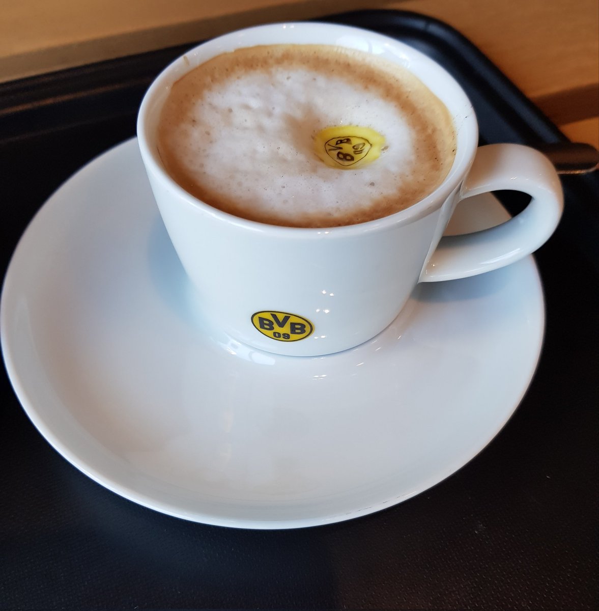 karolag19's tweet photo. Huhu, Guten Morgen, heute ist #Spieltach #Heimspiel der #BVBFrauen 🖤💛 in der #RotenErde , ich wünsche euch einen schönen, entspannten Sonntag und lasst euch den Kaffee schmecken ☕🍪🙋🏻♀️ https://t.co/EmepA9rwfD