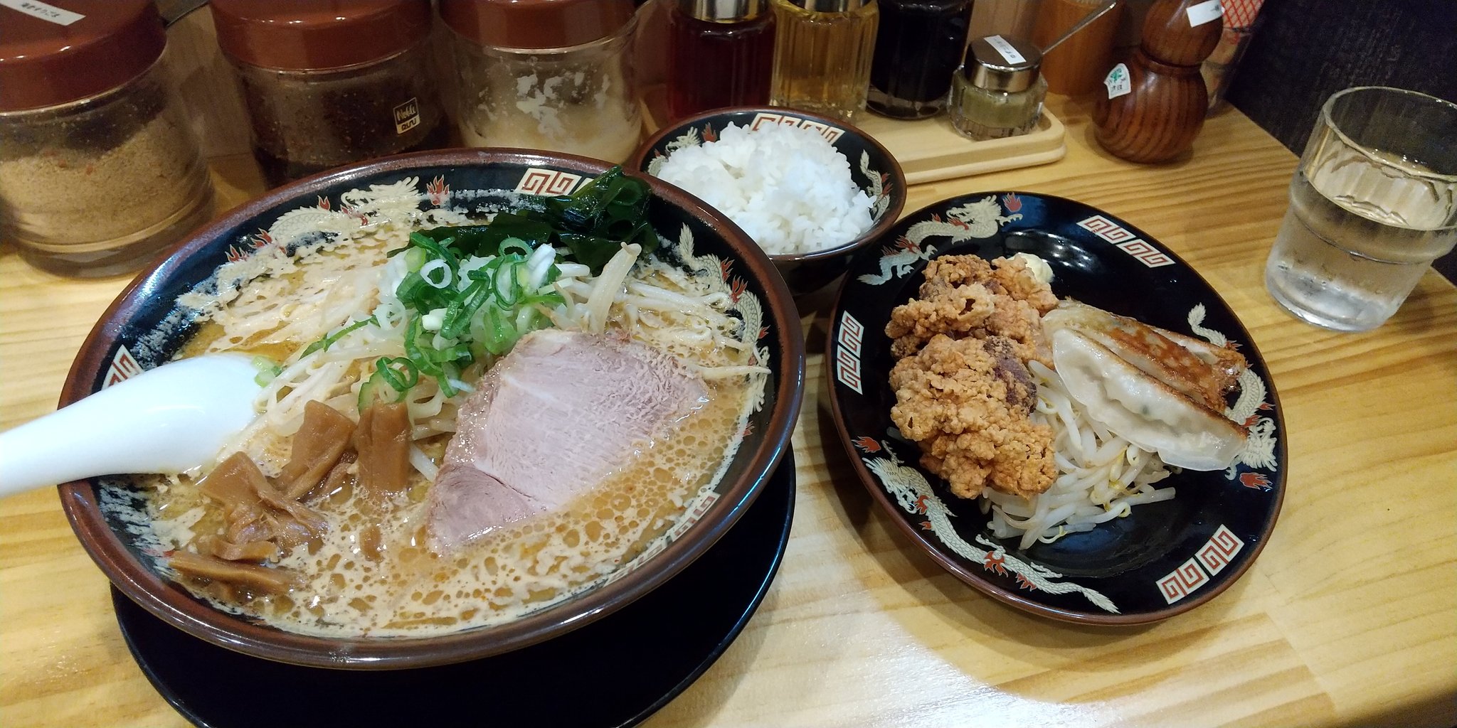 トトロンのほぼラーメン日記 北海道らーめんみそ熊 竹ノ塚店 竹ノ塚 みそ熊セット ドンキの近くにできた新店です 甘めでコクのある美味しい味噌ラーメンです 唐揚げはカラッと揚がって醤油味濃いめでごはんが進みます 餃子は下味濃いめでタレ要らず