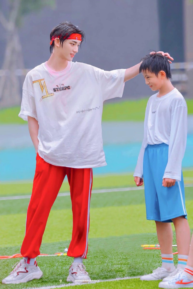 dontjudgeus4's tweet image. Contact between TNT and TF三代 at TF Family 2020 Sport Game ☺️☺️ How cute 
#TFFamily  #时代少年团 #TNT #TF家族  #ディンチェンシン #songyaxuan #宋亚轩 #DingChengxin  #丁程鑫 #majiaqi #马嘉祺 #liuyaowen #刘耀文 #TEENSINTIMES #TF家族三代