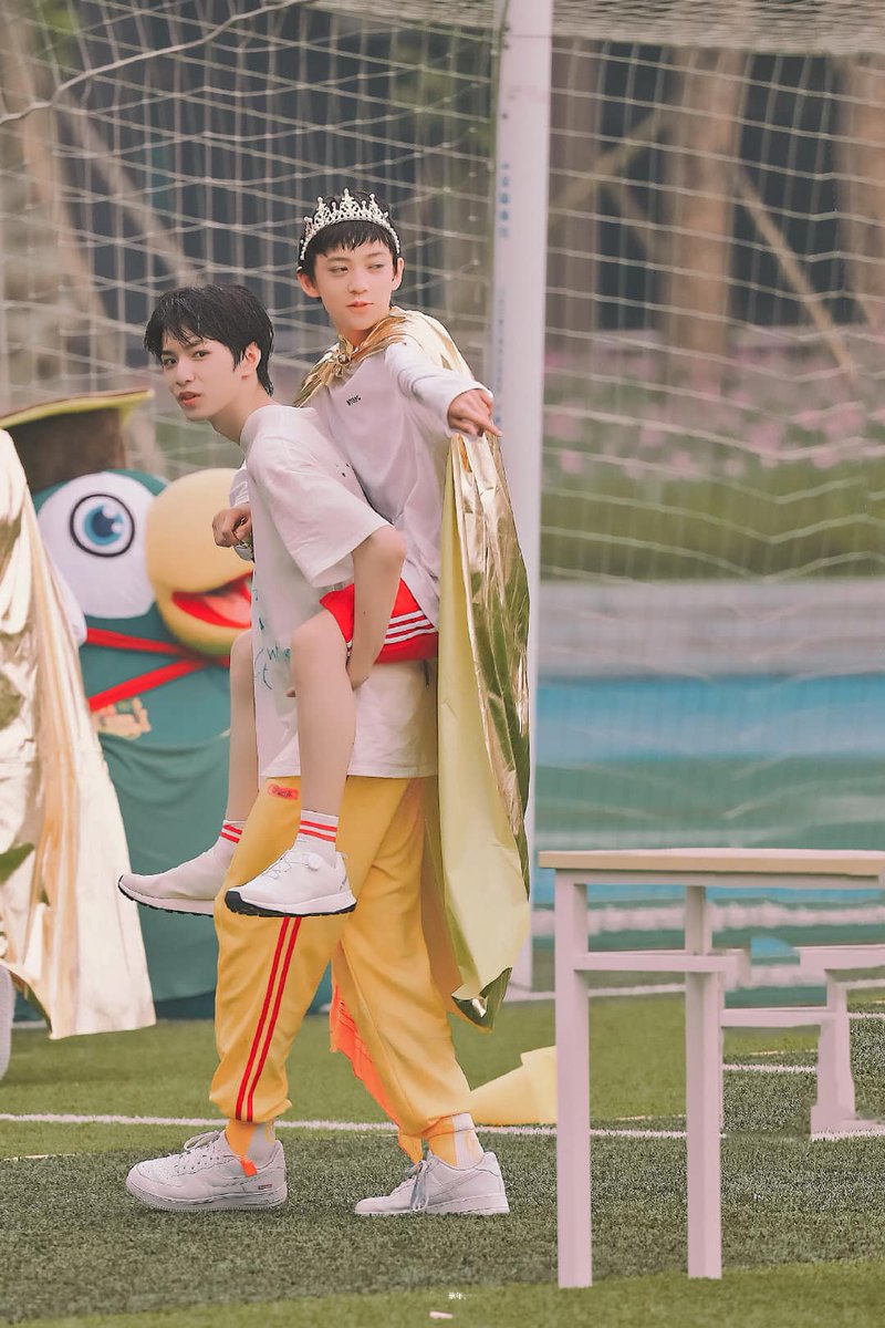 dontjudgeus4's tweet image. Contact between TNT and TF三代 at TF Family 2020 Sport Game ☺️☺️ How cute 
#TFFamily  #时代少年团 #TNT #TF家族  #ディンチェンシン #songyaxuan #宋亚轩 #DingChengxin  #丁程鑫 #majiaqi #马嘉祺 #liuyaowen #刘耀文 #TEENSINTIMES #TF家族三代