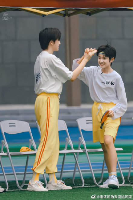 dontjudgeus4's tweet image. Contact between TNT and TF三代 at TF Family 2020 Sport Game ☺️☺️ How cute 
#TFFamily  #时代少年团 #TNT #TF家族  #ディンチェンシン #songyaxuan #宋亚轩 #DingChengxin  #丁程鑫 #majiaqi #马嘉祺 #liuyaowen #刘耀文 #TEENSINTIMES #TF家族三代
