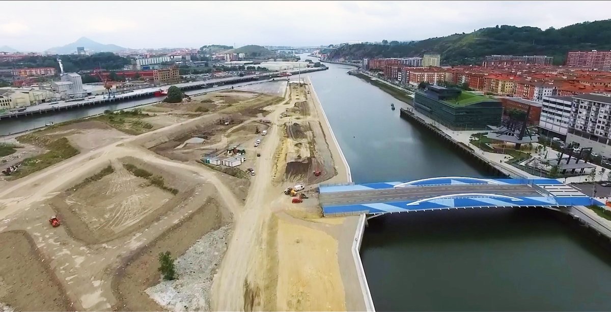 IGaribi's tweet photo. Trabajos de relleno de tierras y urbanizado, así como excavación de la primera parcela edificable en la Punta Norte de la isla de Zorrotzaurre, donde se van a construir ahora tres bloques de 172 viviendas VPO y seguidamente dos bloques de 233 VPT.
Vía: Construcciones Jaureguizar. https://t.co/dzSmTwepeW