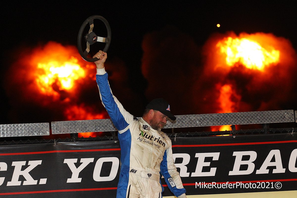 mikerueferphoto's tweet photo. Congrats to @TheFast49 on winning the 50th World 100 at @EldoraSpeedway It was a historic night!
Four Time World 100 Champion has a nice ring to it. https://t.co/S8JRp5rxef