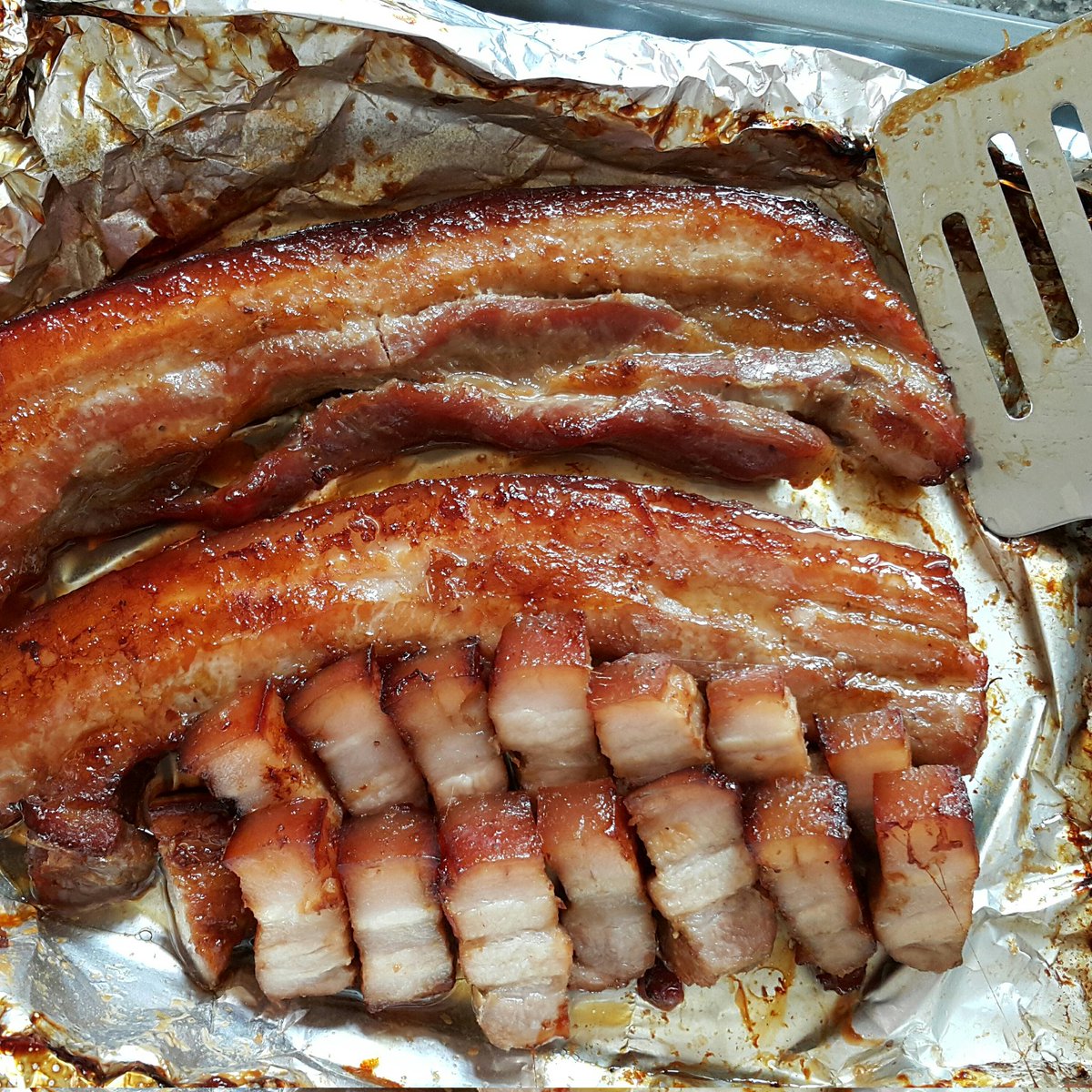 Fsriaroon's tweet image. สามชั้นอบน้ำผึ้งฉ่ำๆค่ะ🍽🍛
ใช้สูตรเดียวกับซี่โครงอ่อนอบน้ำผึ้งที่เคยทวิตไว้นานแล้ว แต่คราวนี้เพิ่มรากผักชีกระเทียม,พริกไทยโขลกลงไปหมักด้วยเพิ่มความหอมมากขึ้น😊😍
สูตรค่ะ⤵