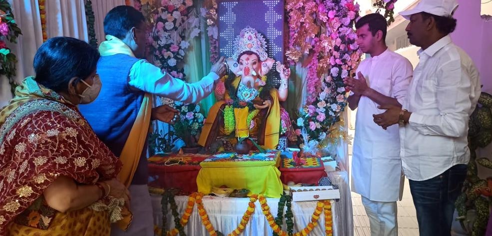 SethSanjayMP's tweet photo. "सर्वे भवन्तु सुखिन: सर्वे संतु निरामया" की कामना के साथ श्रीगणपति महोत्सव का तीसरा दिन। जय श्रीगणपति महाराज। https://t.co/6RTK6CO7cb
