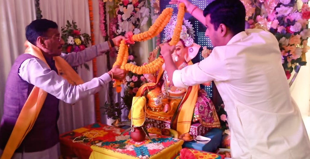 SethSanjayMP's tweet photo. "सर्वे भवन्तु सुखिन: सर्वे संतु निरामया" की कामना के साथ श्रीगणपति महोत्सव का तीसरा दिन। जय श्रीगणपति महाराज। https://t.co/6RTK6CO7cb
