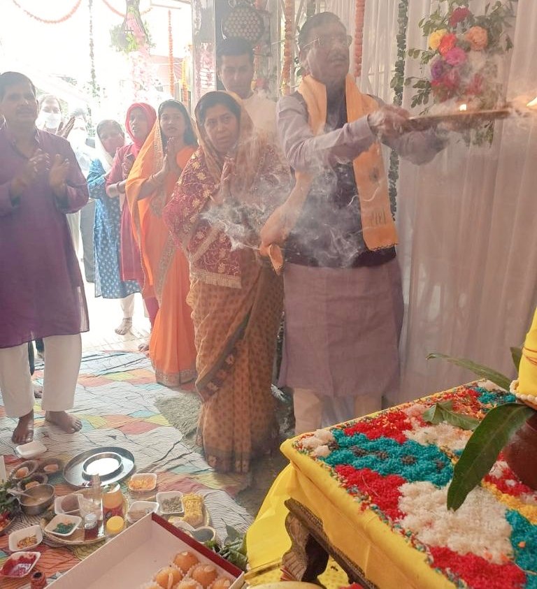 SethSanjayMP's tweet photo. "सर्वे भवन्तु सुखिन: सर्वे संतु निरामया" की कामना के साथ श्रीगणपति महोत्सव का तीसरा दिन। जय श्रीगणपति महाराज। https://t.co/6RTK6CO7cb