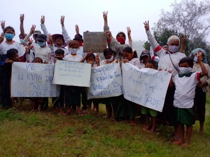 miN13700's tweet photo. Refugees in Shwe Aung Thar village on the border between Chin State and Magway Division which was stormed by military, protested today demanding the official recognition of NUG as a government at UN General Assembly.

#RecognizeNUG 
#WhatsHappeningInMyanmar 
#Sep12Coup https://t.co/ZvxLJOQeeL