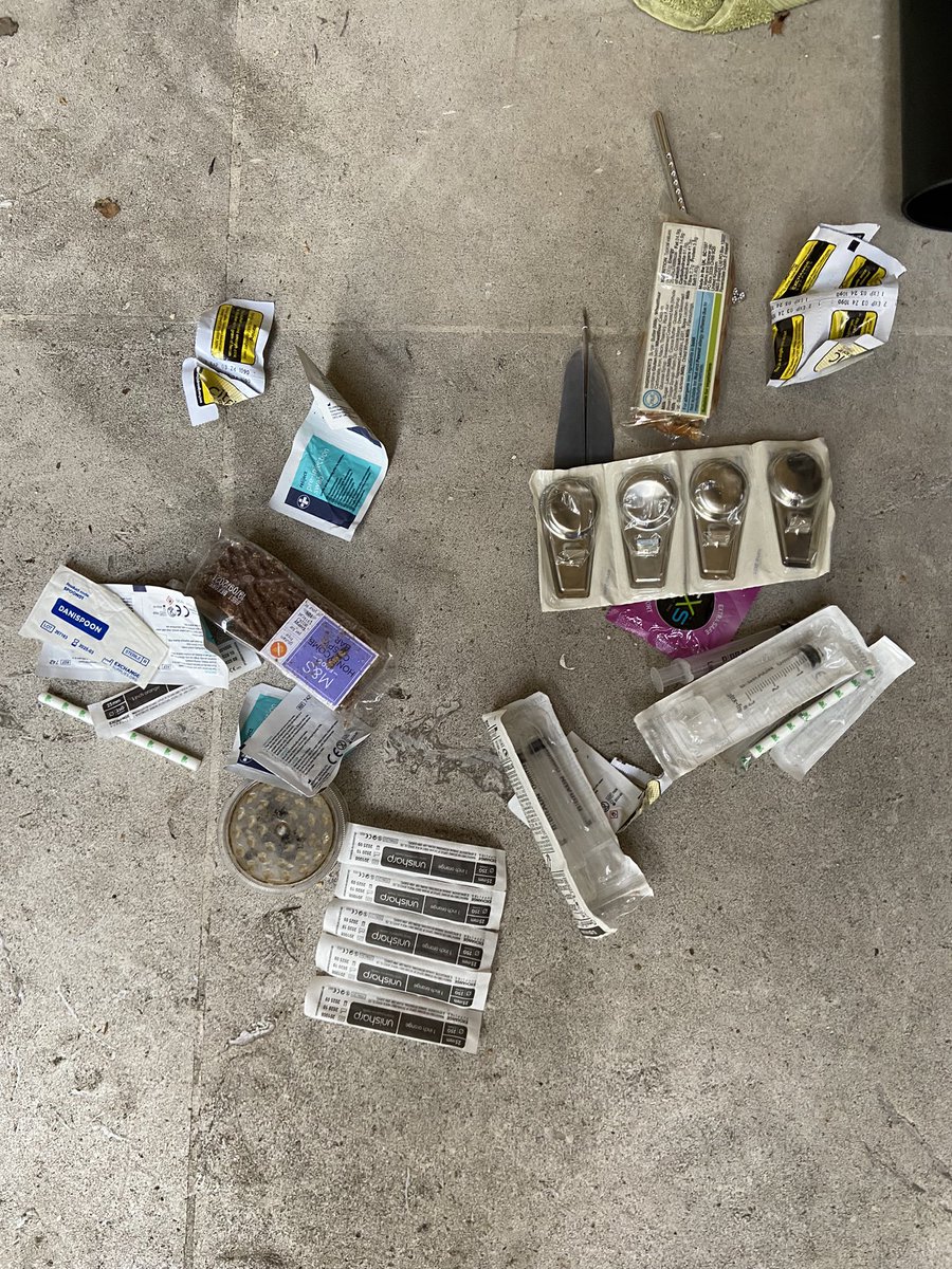 giles_fraser's tweet photo. First job of the day is to clean up all the drug paraphernalia on the church steps then the human faeces left there. Then to take all this pain and chaos to God in silent prayer. Tough start to Sunday. https://t.co/nOq7iwcvz8