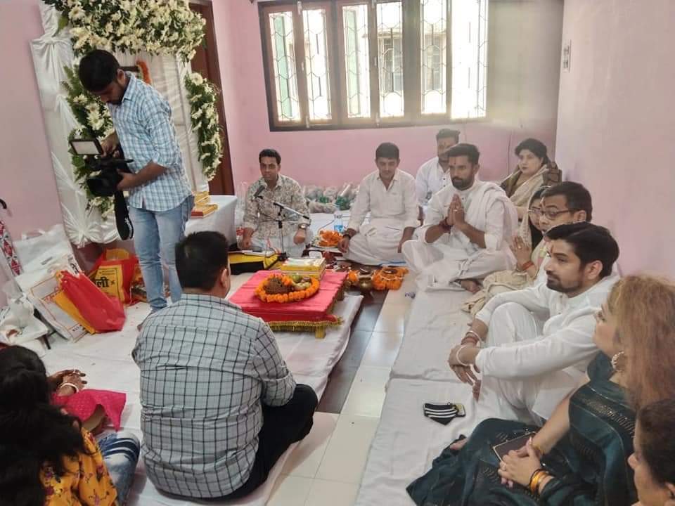 LJP4India's tweet photo. आज पटना श्री कृष्णापुरी आवास पर आयोजित लोजपा के संस्थापक 'पद्म भूषण' स्व. रामविलास पासवान जी की बरसी कार्यक्रम में लोजपा के राष्ट्रीय अध्यक्ष आदरणीय श्री @iChiragPaswan जी ने हवन व पूजन किया।
इस दौरान बरसी कार्यक्रम में केंद्रीय मंत्री श्री @PashupatiParas जी भी सम्मिलित हुए। https://t.co/vTYWo4ndO1