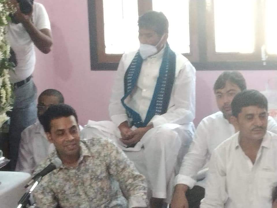 LJP4India's tweet photo. आज पटना श्री कृष्णापुरी आवास पर आयोजित लोजपा के संस्थापक 'पद्म भूषण' स्व. रामविलास पासवान जी की बरसी कार्यक्रम में लोजपा के राष्ट्रीय अध्यक्ष आदरणीय श्री @iChiragPaswan जी ने हवन व पूजन किया।
इस दौरान बरसी कार्यक्रम में केंद्रीय मंत्री श्री @PashupatiParas जी भी सम्मिलित हुए। https://t.co/vTYWo4ndO1