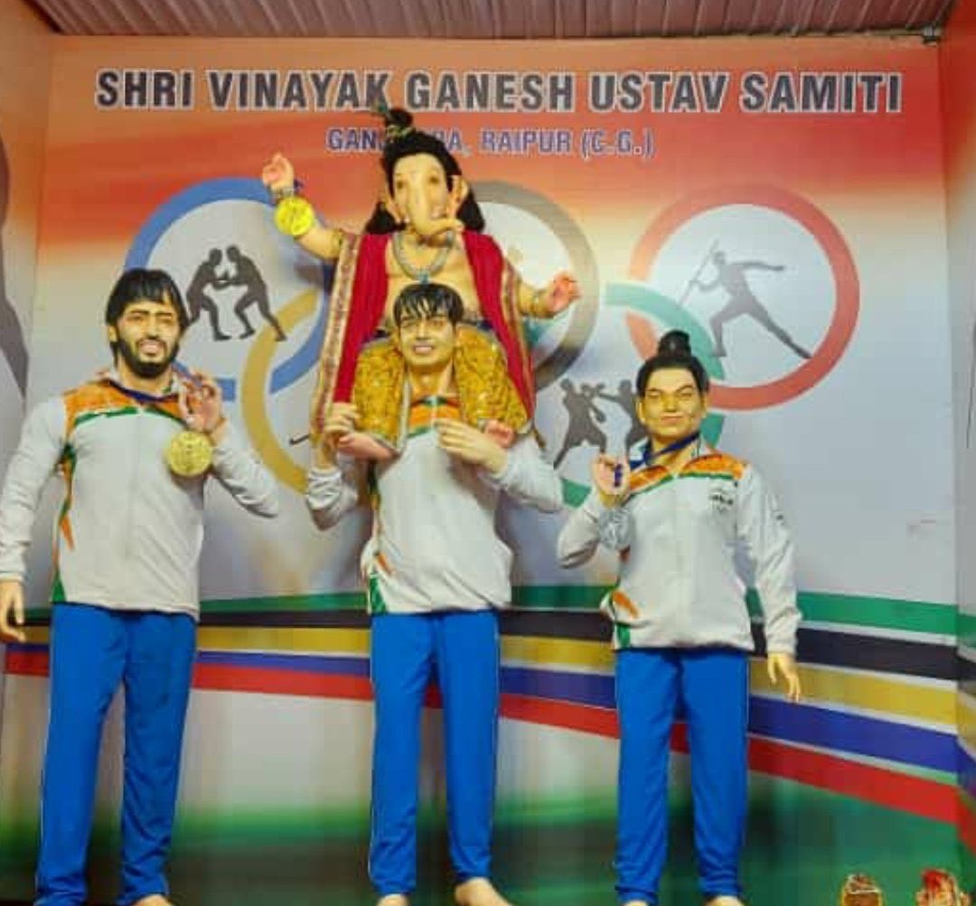 एक गणपति ऐसा भी ……..

This Ganapati is from Raipur(Chhattisgarh).

On the strong shoulders of @Neeraj_chopra1  accompanied by @BajrangPunia & @mirabai_chanu 

Great message & Strong pictures siting India’s achievement in #olympics2020 .

@MonaPatelT @sonalgoelias @ipsvijrk