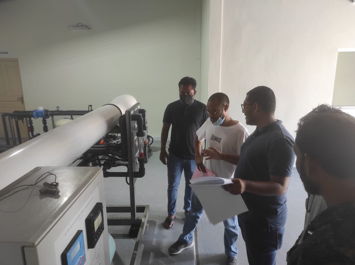 MoEnvmv's tweet photo. R.Maduvvaree Water Supply system commissioning have been completed. Currently the training of @TeamFenaka operators are ongoing on system operation and maintenance and Water quality testing.

@UNDPMaldives @lgaMaldives 
#WATSAN #Water #Fenfahi #GCF https://t.co/5qYBqgVtHH