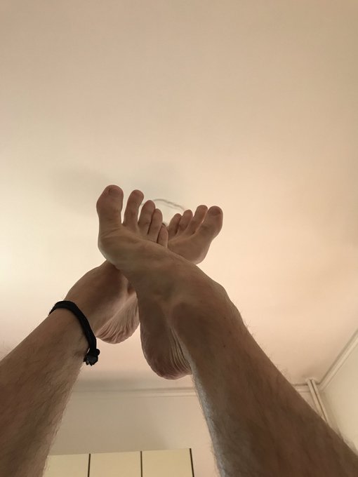 Ti piacciono i miei #piedi?
Io li trovo molto sexy.
Pensa che ci ho sborrato sopra in video!

https://t