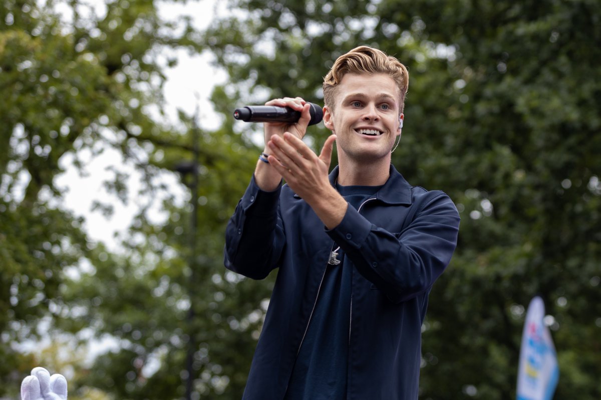 Portret van zanger <a href="/KAJVANDERVOORT/">Kaj van der Voort</a> tijdens Kiddy's Kittige Concert van <a href="/KidsDrenthe/">AllesKidsinDrenthe</a>