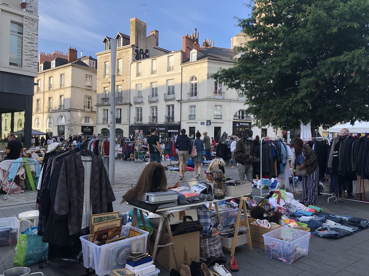 Le vide greniers de la Commune Libre du Bouffay vous accueille toute la journée ! Viens chiner Place du Bouffay sous le soleil ☀️! #videgrenier #nantes #bouffay
