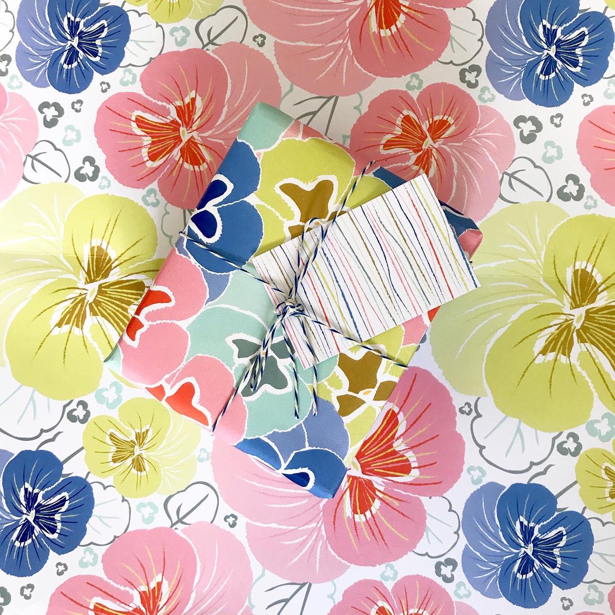 LuluPattern's tweet image. Morning #UKGiftAM #UKGiftHour  brand new wrapping paper now available on my Etsy shop (link in bio!) 😀