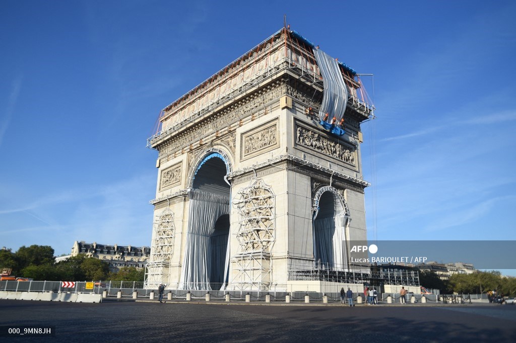 AFPphoto's tweet photo. #France 
Workers unravel silver blue fabric, part of the process of wrapping L'Arc de Triomphe in Paris designed by the late artist Christo

📸Lucas BARIOULET https://t.co/iNFSSy6Upi