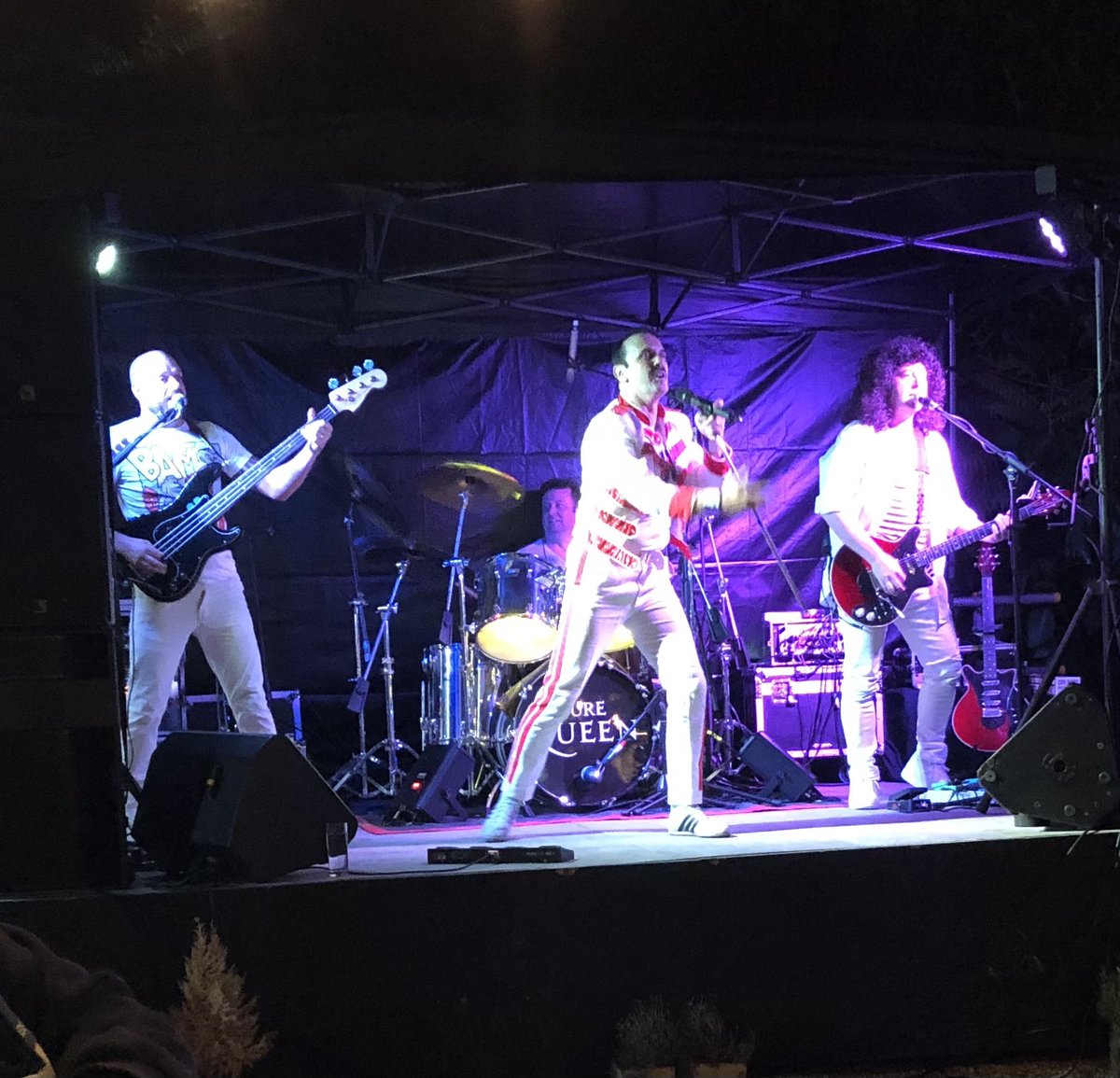 penfoldholes's tweet photo. Brilliant show from Pure Queen last night #WhiteHartCampton #PureQueen tremendous entertainment 🎸🎤 https://t.co/FrfqoruSF9
