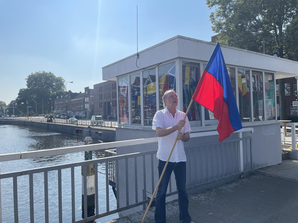 S e i n r i t e SLUIS0
Komt dat zien.! Bewoners van SLUIS0 hangen 17-18-19 september honderden zelfgemaakte seinvlaggen aan hun gevels. Waarom? Check bosschebrugwachtershuisjes.nl/seinrite
<a href="/RCE_erfgoed/">Rijksdienst voor het Cultureel Erfgoed</a> <a href="/ErfgoedBrabant/">Erfgoed Brabant</a> <a href="/ErfgoedSHBosch/">Erfgoed 's-Hertogenbosch</a> <a href="/Erfgoedstem/">Erfgoedstem</a> <a href="/MaritiemNL/">Maritiem Nederland</a> <a href="/TsWaterMaritiem/">Water & Maritime</a> <a href="/MaritiemNieuws/">MaritiemNieuws.nl</a>