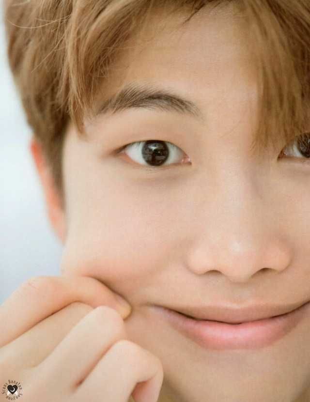 BTSFRANCE_'s tweet photo. [#HappyBirthdayNamjoon]

#BTSARMY

En ce dimanche 12 septembre  nous célébrons aujourd'hui l'anniversaire de notre leader préféré,  #NAMJOON (@BTS_twt)💜

Qu'admirez-vous chez lui et pourquoi ? 🤔

#OuRMoonchild #NamjooningDay #aRMysEternaLove
#WeLiveSoWeLoveNamu

🦌 https://t.co/PzKeNKOtK3