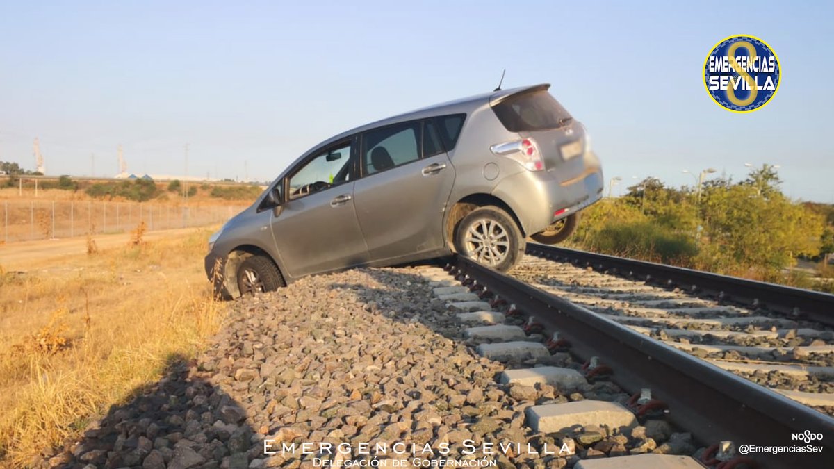 EmergenciasSev's tweet photo. 🟥 09:55 h. @PoliciaSevilla ha retirado un vehículo localizado, cerca de Palmas Altas, sobre la vía de ferrocarril de la zona portuaria y terminal de contenedores de @PuertoDeSevilla al pasar un tren a las 10:30 h
Se investigan las causas y circunstancias del vehículo. https://t.co/wagYdfVx10