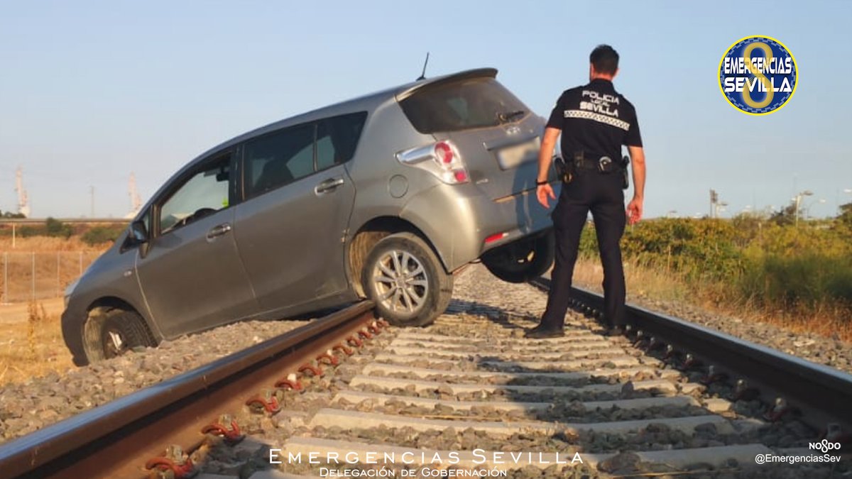 EmergenciasSev's tweet photo. 🟥 09:55 h. @PoliciaSevilla ha retirado un vehículo localizado, cerca de Palmas Altas, sobre la vía de ferrocarril de la zona portuaria y terminal de contenedores de @PuertoDeSevilla al pasar un tren a las 10:30 h
Se investigan las causas y circunstancias del vehículo. https://t.co/wagYdfVx10