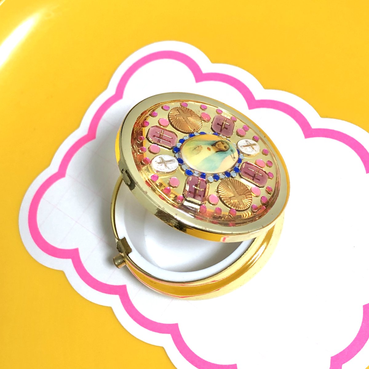 MADE__IN__TRASH's tweet image. 可愛いピルケースです✝️
#handmade #pillcase #virginmary #jesuschrist #kitsch #vintage #ハンドメイド #ピルケース #マリア様　#キリスト #神様

madeintrash.thebase.in/items/52038604