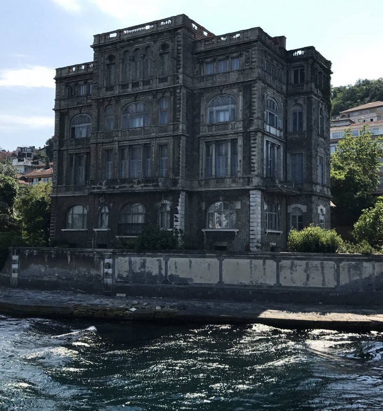 Fatih Sultan Mehmet Köprüsü’nün hemen altında  Tophane Müşiri Zeki Paşa Yalısı.. Mimarisi Geleneksel Boğaziçi Yalı mimarisinden farklı..19. yy’da Büyükada Yetimhanesi’nin de  mimarı olan  ünlü mimar Alexandre Vallaury  yapmış.