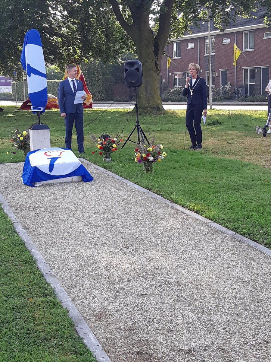 DonderwinkelTh's tweet photo. Onthulling monument "klein Engeland" door @AnnetBronsvoort en Jan Geerdink. Lichtenvoorde was een knooppunt in de escaperoute voor de neergestorte  piloten. 
Vrijheid moet je koesteren. https://t.co/giFEFQaNpD