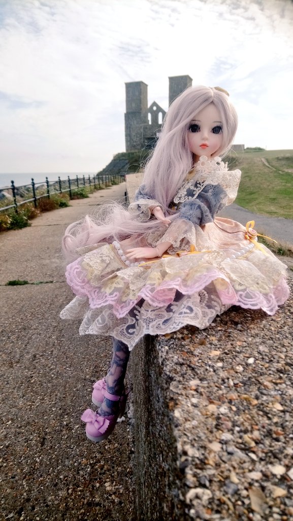 mcsurfie_girls1's tweet image. Eleanor is on the second half of her road trip at the ruins of #reculvertowers