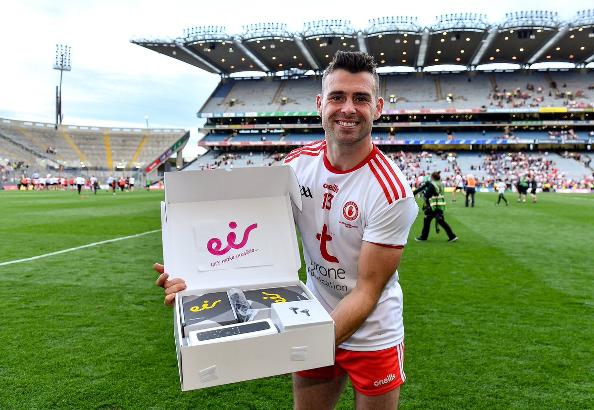 eir's tweet photo. Congratulations to All Ireland Football Final MOTM, Darren McCurry of @TyroneGAALive.
Darren received his eir goody box, including an @OPPOIreland Find X L3 Lite and a pair of Enco headphones.
eir, proud sponsor of the GAA Football All-Ireland Senior Championship. #ThatOneDay https://t.co/rKWbgl2tsk