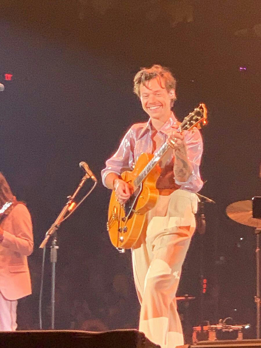 2harrysmiles7's tweet photo. Third day of Love On Tour - San Antonio https://t.co/UX2xDME3lI