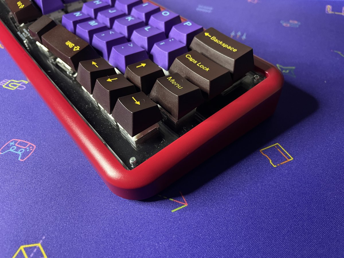 0002ozlet's tweet photo. 最初は見送るつもりだった #MelGeek Mojo60 caseでしたが、タイミングよく購入できました。早速、cool844V2に装着しました。ゲタのネジ穴位置はぴったりです。品質の良さを感じました。#自作キーボード #cool844 #TaiHao https://t.co/RP3JsmYBPd