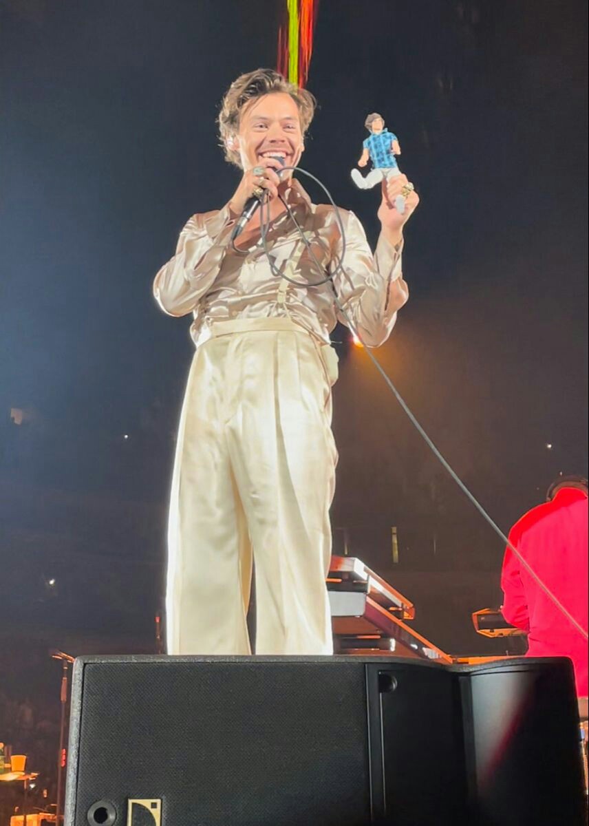 2harrysmiles7's tweet photo. Fourth day of Love On Tour - Dallas https://t.co/q5owCIeAg2