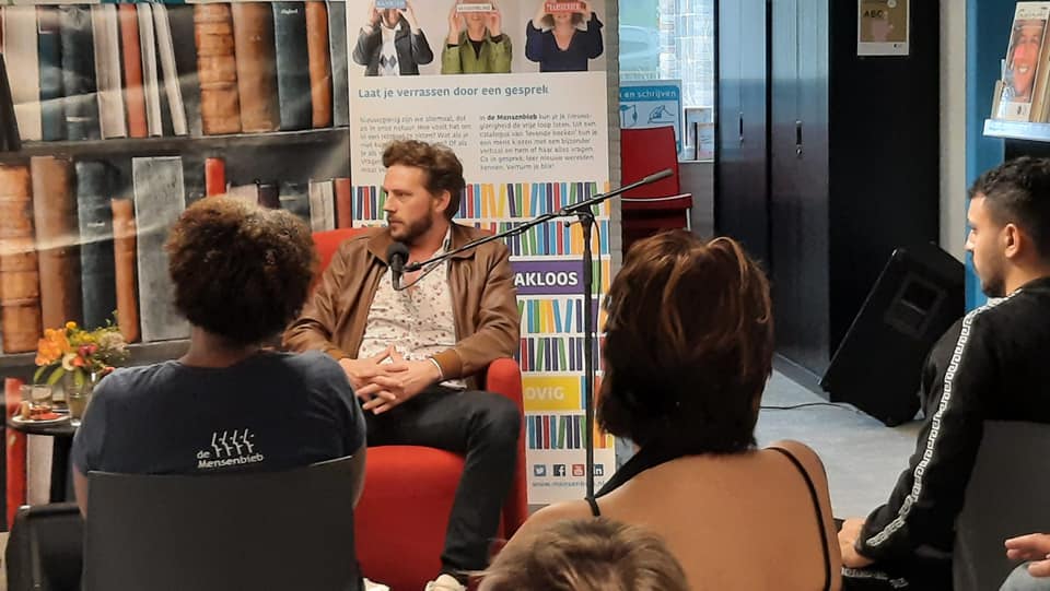 FacetEmmen's tweet photo. We verklaren het culturele seizoen voor geopend! Gistermiddag hadden wij allerlei activiteiten in @biebemmen. Zo was er een voorproefje van de #mensenbieb en konden kinderen aan de slag met LEGO WeDo!

Foto's gemaakt door Robert Smit(EPIQ4U) &amp; Bibliotheek Emmen.

#biebvoorfriends https://t.co/YnAwN6fcFB