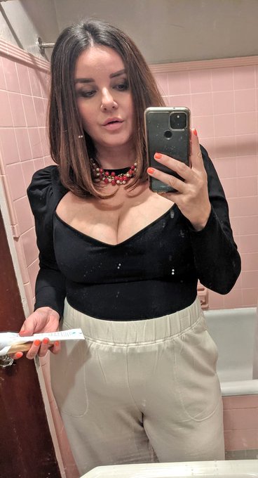 Mommie went out tonight. Happy Oakland Pride 🌈💥 https://t.co/5o3iEkB0ln<a href="/tag/mvsales"class="tags"><span>#mvsales</span></a>