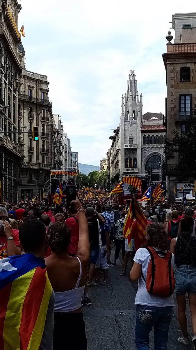 JMT_M's tweet photo. @AlbanoDante76 Finalment hem pogut deixar enrera els crits de 'Llibertat! Presos Polítics" que ens han paralitzat quasi 4 anys. Ara podem cridar fort el que volem i no es una taula de negociació. INDEPENDÈNCIA #gasafons https://t.co/aKCZl5YqtQ