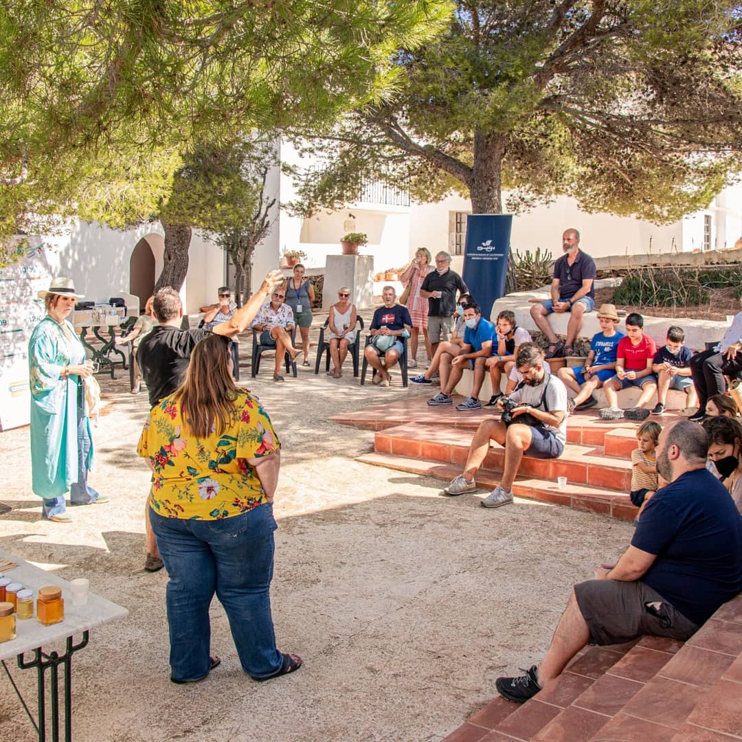FMenorca's tweet photo. Ahir vam tenir l'activitat més dolça del #CookingFilms 2021, amb la visita i degustació de la mel Dolçamar i projecció de Bee Movie. Amb @ItziarCastro i @BelindaWB 
👉 https://t.co/fcbRvuvQiq https://t.co/O8yEfP7AFu