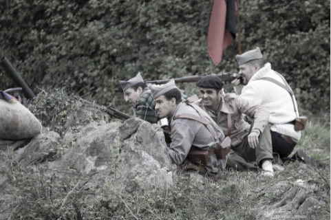civil_spanish's tweet photo. #OTD 1937 the fighting continues near #Cuera ridge and in the whole sector of the #Mazcucu, even though the #Republican defences are still holding, but most of the frontline units are just at 1/3 of their strength.  (photo by M. Lorenzo, historical reenactment El Mazuco Battle) https://t.co/gX3lGzTbIv