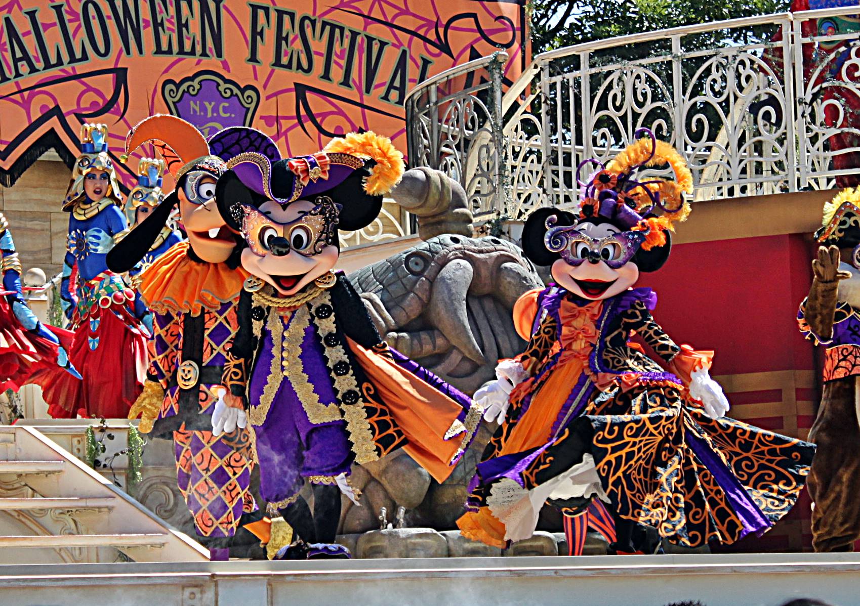 みっこ 決定が発表された時 えぇ ディズニーシーにハロウィーン ついにシーもランド化か と 否定の意見も多くありました しかし 始まってみれば これがシーのハロウィーンか 最高 なーんて手のひらを返していた自分を思い出します