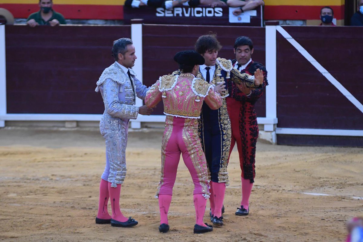 Ahora que vengan y me hablen de pseudotoros que matan algunos por esas ferias.
Con adolfos de 600kg y 6 años me gustaría verlos.
Cada día más orgullosa de ti y de lo que haces, porque tú sí dignificas el toreo!!!
