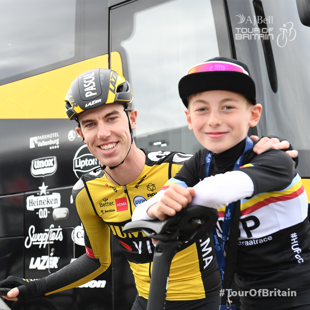 The reunion we've all been waiting for: <a href="/PascalEenkhoorn/">Pascal Eenkhoorn</a> and Xander Graham 👊

[📸 --&gt; <a href="/swpixtweets/">SWpix.com</a>]

#TourOfBritain 🔵⚪🔵