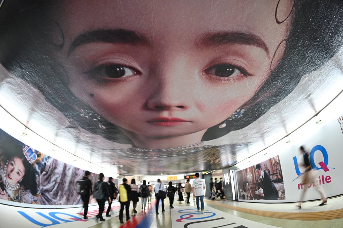 ふと天井を見上げてこれは恐怖を覚える 新宿駅の構内通りにあるuqモバイルの広告展開が驚きの光景だった Togetter