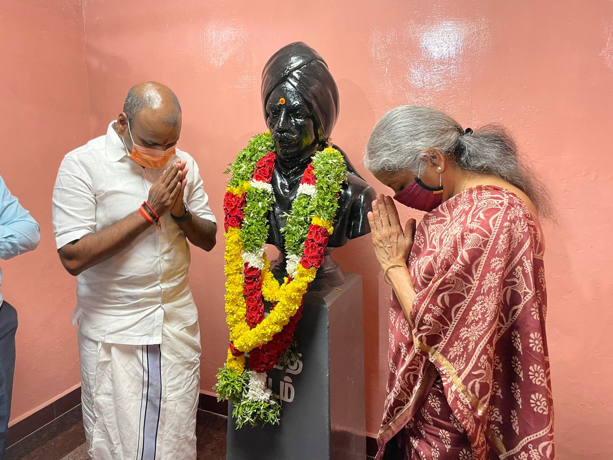 DrLMurugan's tweet photo. எட்டயபுரத்தில் உள்ள மகாகவி பாரதியாரின் பூர்விக வீட்டைப் பார்வையிட்டு,மேலும் முண்டாசு கவிஞன், மகாகவி பாரதியார் சிலைக்கு மாலை அணிவித்து மரியாதை செலுத்தினேன்!!

75 வது எழுச்சிமிகு சுதந்திரத்தில் பாரதியார் புகழ் பாடுவதில் பெருமை கொள்கிறேன்!!!

#AzadiKaAmritMahotsav https://t.co/5AG2cJBUaA