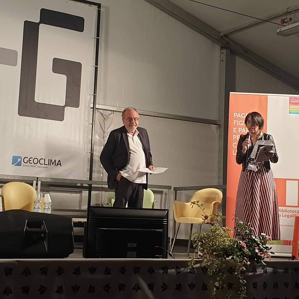 RRinaldiArt21's tweet photo. Il presidente FNSI #giuseppegiulietti al #festivaldelgiornalismo @luca_perrino per ricordare #cristinavisintini @BeppeGiulietti @ElisaMarincol @PBerizzi @VenetoStampa @Ansa_Fvg @Artventuno @TgrRaiFVG @FnsiSocial https://t.co/TKCPadxo8K