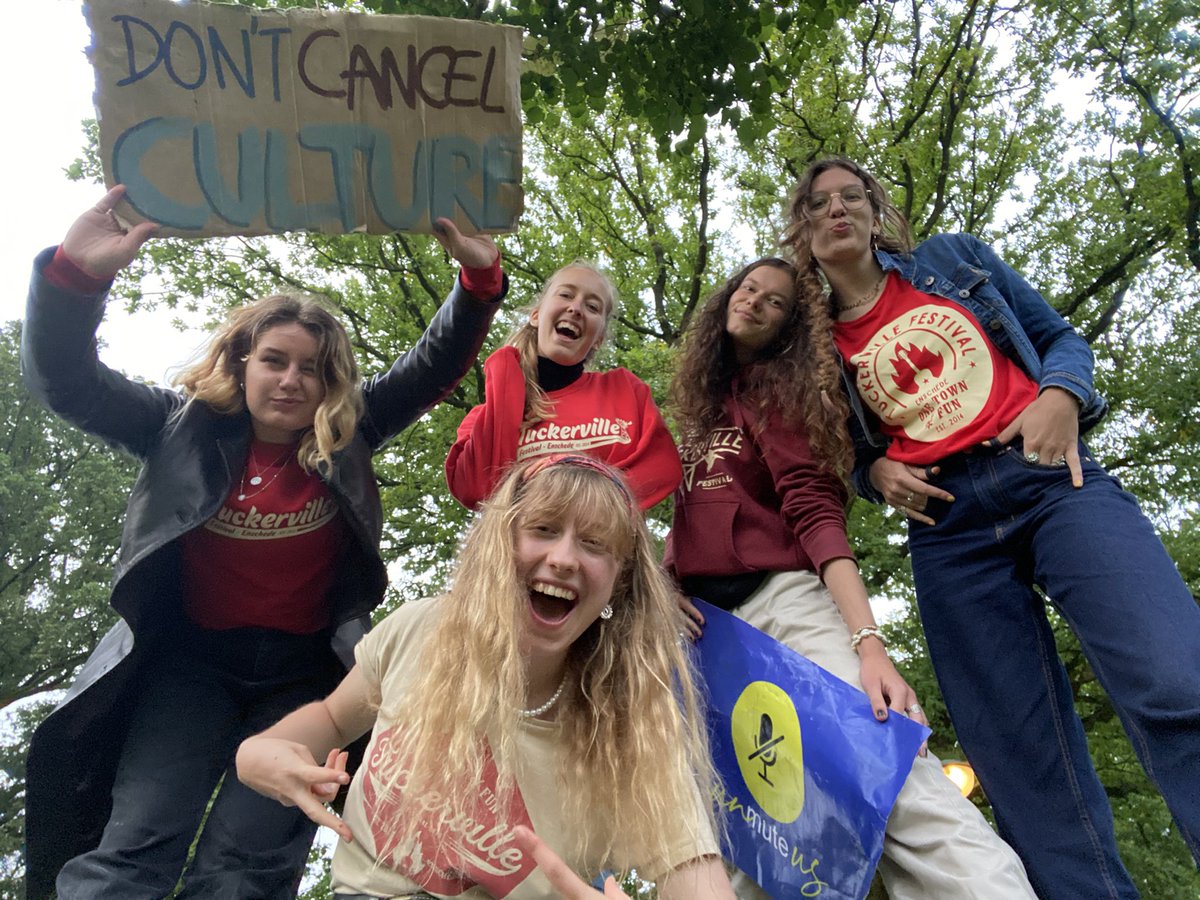 loisavabom's tweet photo. tuckerville representation gang @ unmute-us protest enschede!!!! 🪧

extra shoutout naar de tuckerville protest wagen met als enige een live band erop <3 @TuckervilleNL @IlseDeLange https://t.co/kO6LdM4rOS