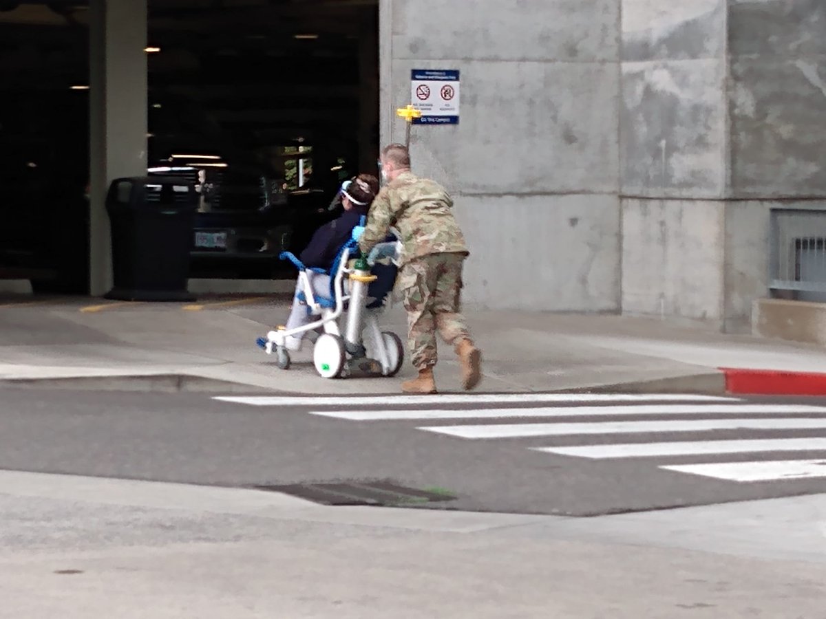 jetfirenetworks's tweet photo. Providence Robert Franz Cancer Center -- Airmen from @OregonGuard helping patients, and cleaning/sanitizing inside and out of the building. #COVID19 #Oregon https://t.co/kaEFc7veoe