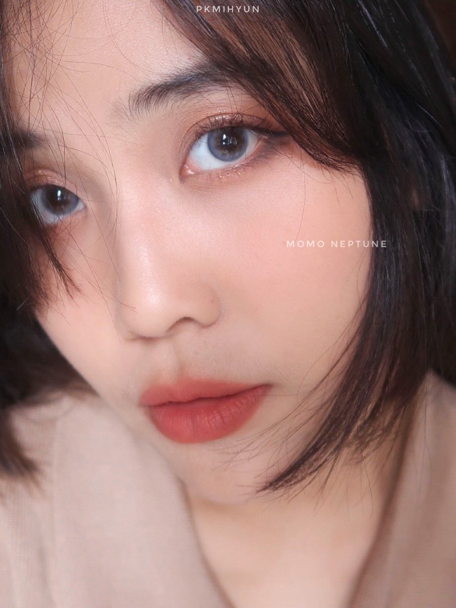 pkmihyun's tweet photo. นี่เคยใส่คอนแทคสีเทาแล้วโดนทักว่าตาเป็นต้อ เลยไม่กล้าใส่สีอ่อนพวกสีเทาเลย พอมาลองอันนี้ แอบกลัวจะไม่รอดแต่ใส่จริงแล้วรอดนะ ฟีลสายฝอ แต่ตาไม่ลอย อันนี้ใส่สี Momo Neptune🌨✨สีเลนส์จะออกฟ้าๆใครเบื่อสีน้ำตาลแล้วมาลองอันนี้ๆ #ไว้รีวิวห้ามขายของโว้ยย #รีวิวsisselens https://t.co/j841WDysTI